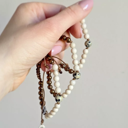 Pebbles męska bransoletka z jaspisem dalmatyńskim, kamieniem rzecznym i hematytem na brązowym sznurku – ręcznie tworzona biżuteria z kamieni naturalnych magneska.mom
