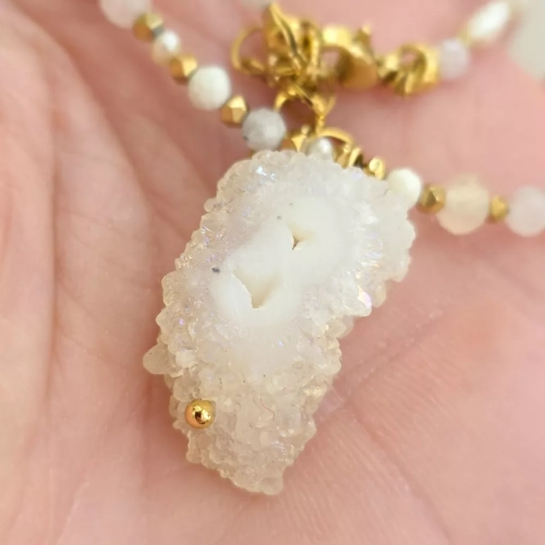 Naszyjnik choker z kwarcem solarnym, perłą, agatem, jadeitem, kwarcem różowym i hematytem – ręcznie tworzona biżuteria z kamieni naturalnych magneska.mom