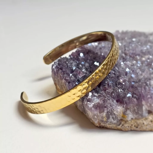 Bransoleta bangle ze stali chirurgicznej, młotkowany wzór. Biżuteria uzupełniająca kamienie naturalne. magneska.mom