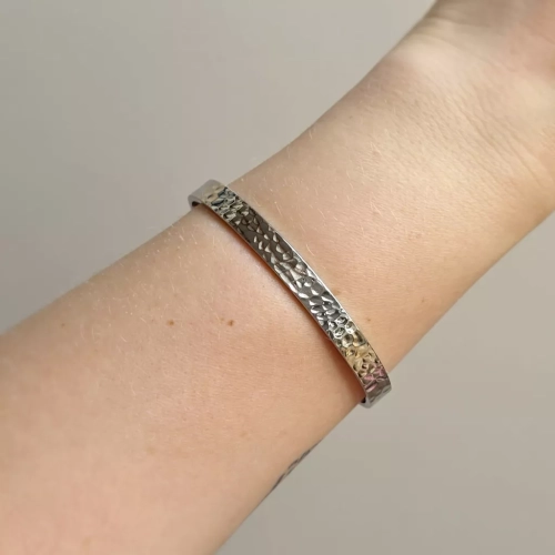 Bransoletka stal chirurgiczna młotkowana bangle. magneska.mom biżuteria dla Ciebie