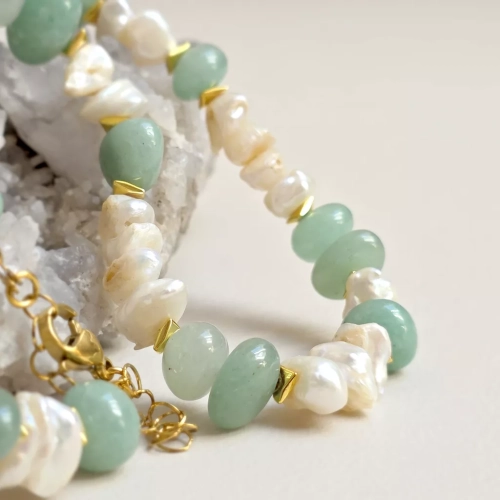 Unikatowy naszyjnik choker z nieregularnych pereł, zielonego awenturynu i hematytu. Naturalna biżuteria pełna kobiecości, harmonii, świeżości i organicznego piękna. magneska.mom