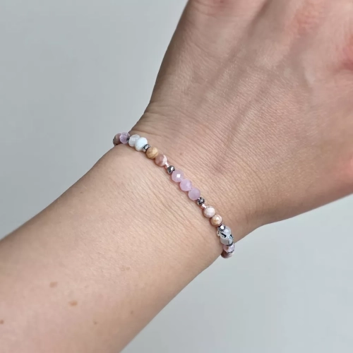 Bransoletka Fullness of Feminine Grace z kunzytem, rodochrozytem, kamieniem księżycowym i hematytem na różowym sznurku – ręcznie tworzona biżuteria z kamieni naturalnych od magneska.mom