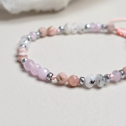 Bransoletka Fullness of Feminine Grace z kunzytem, rodochrozytem, kamieniem księżycowym i hematytem na różowym sznurku – ręcznie tworzona biżuteria z kamieni naturalnych od magneska.mom