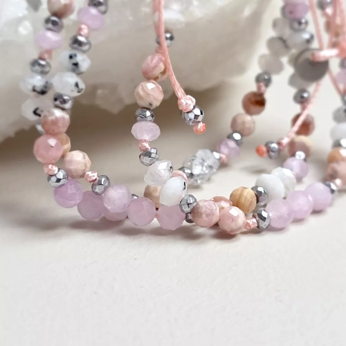Bransoletka Fullness of Feminine Grace z kunzytem, rodochrozytem, kamieniem księżycowym i hematytem na różowym sznurku – ręcznie tworzona biżuteria z kamieni naturalnych od magneska.mom