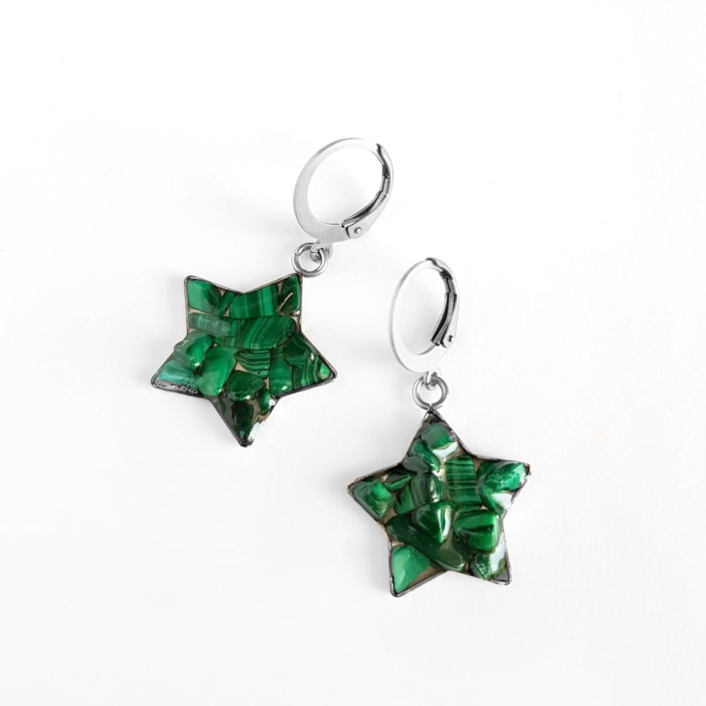 Kolczyki wiszące gwiazdki malachit w żywicy stal chirurgiczna Sparkles malachite