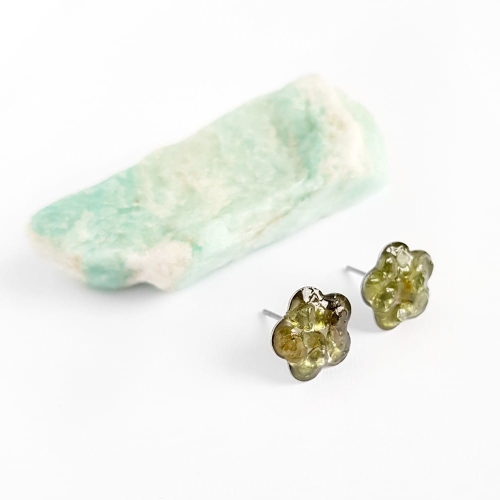Kolczyki sztyfty kwiatki peridot w żywicy stal chirurgiczna Sparkles olivine